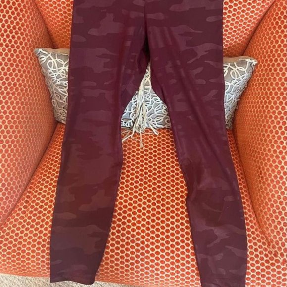 Old Navy Active Legging Burgundy Camo Size M - Picture 3 of 3